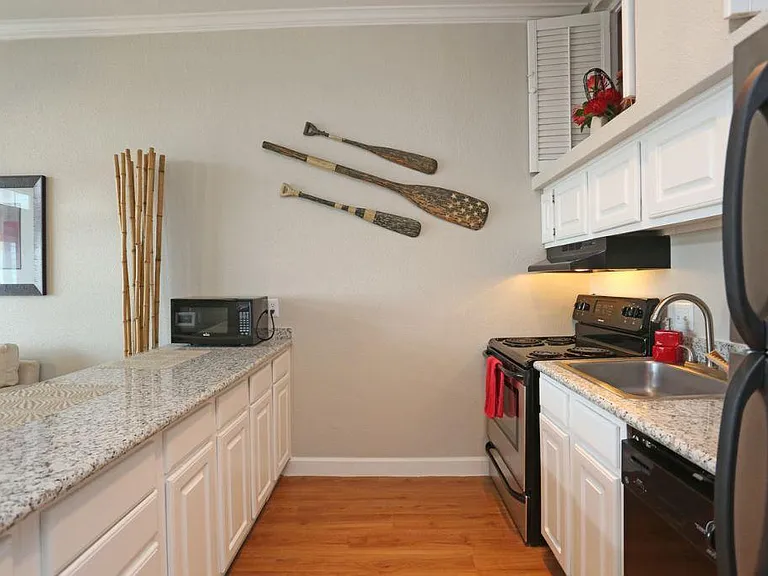 The Oceanfront Galveston Apartments — Photo 19