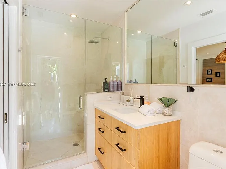 1029 Mariposa Ave — Photo 15