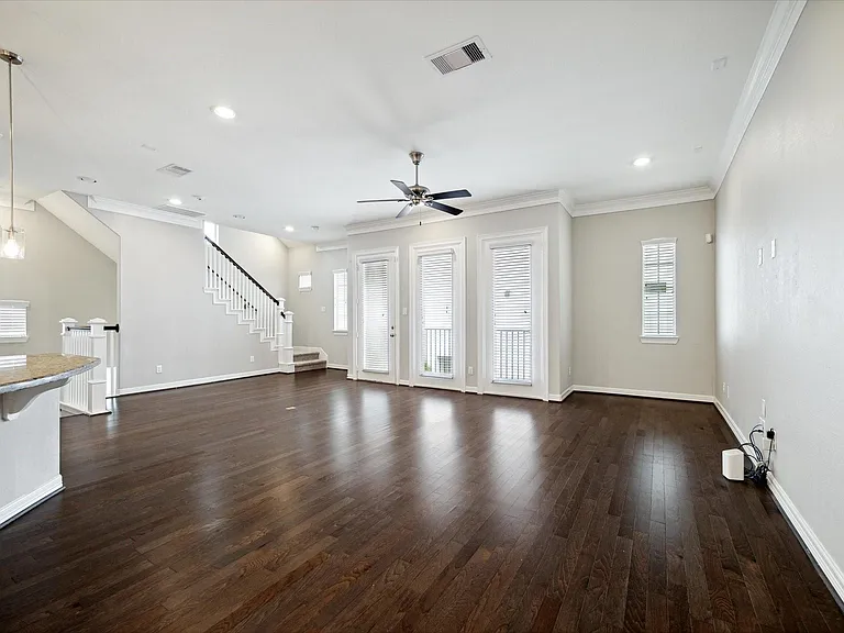 430 N Live Oak St — Photo 5
