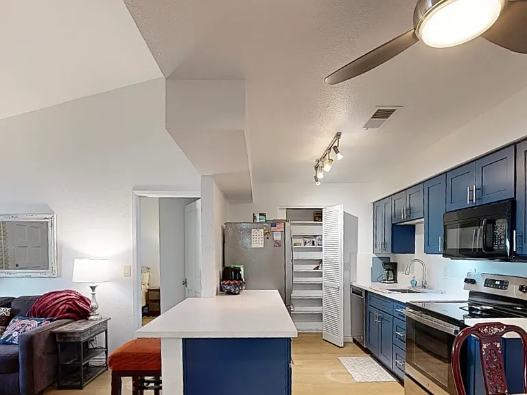 1909 E Orange Dr — Photo 2