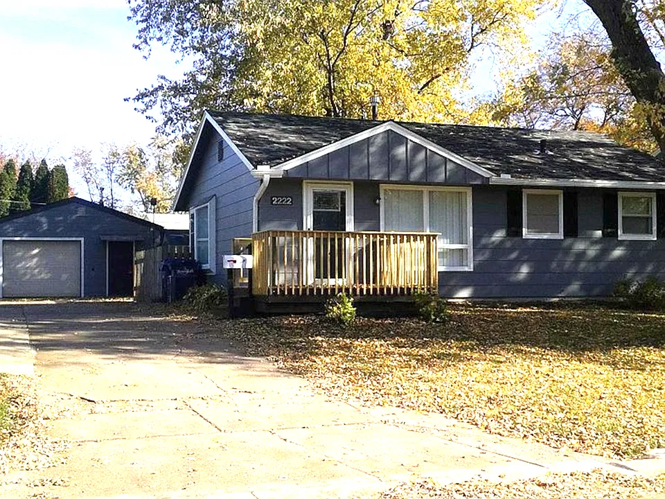 2222 Waveland Dr