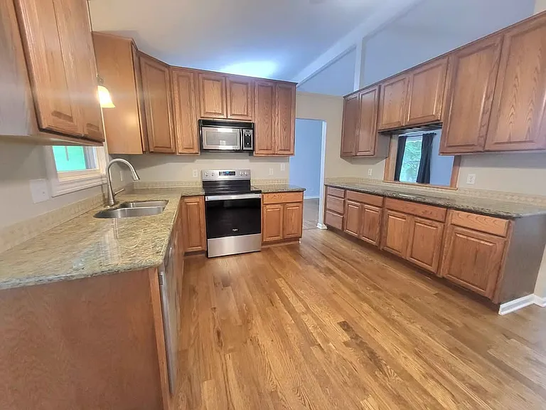 825 Jonathan Ln — Photo 11
