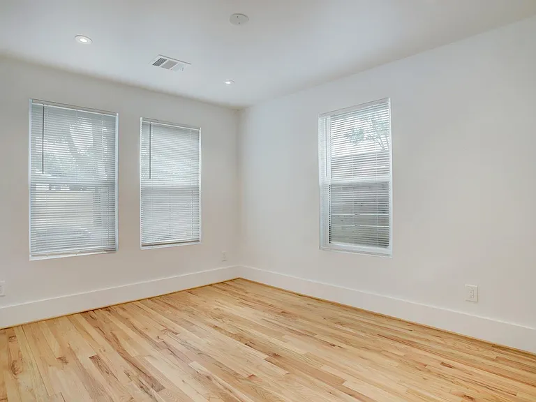 6107 N Main St — Photo 8