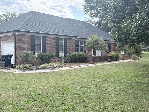 3rd image of 2604 Country Club Cir