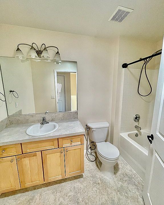 Upstairs guest full bathroom