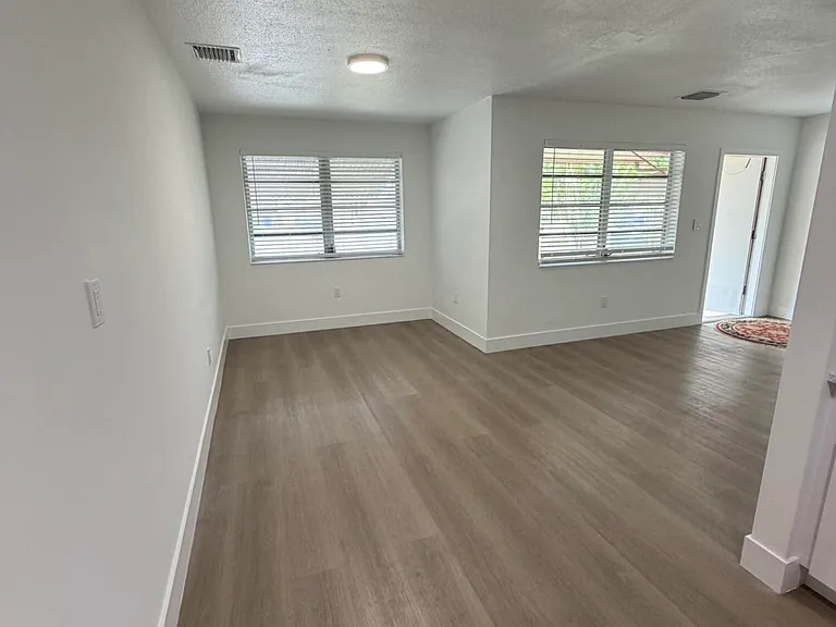 2751 NE 3rd Ave — Photo 3