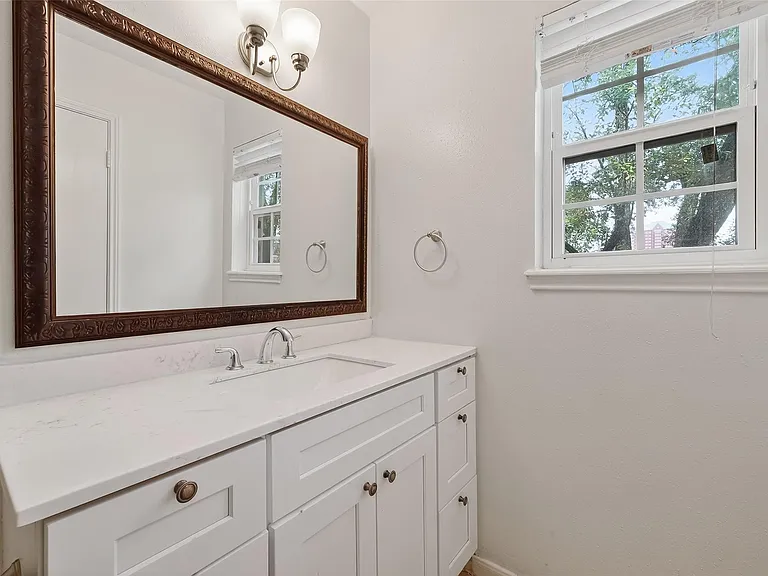 500 N Post Oak Ln — Photo 39