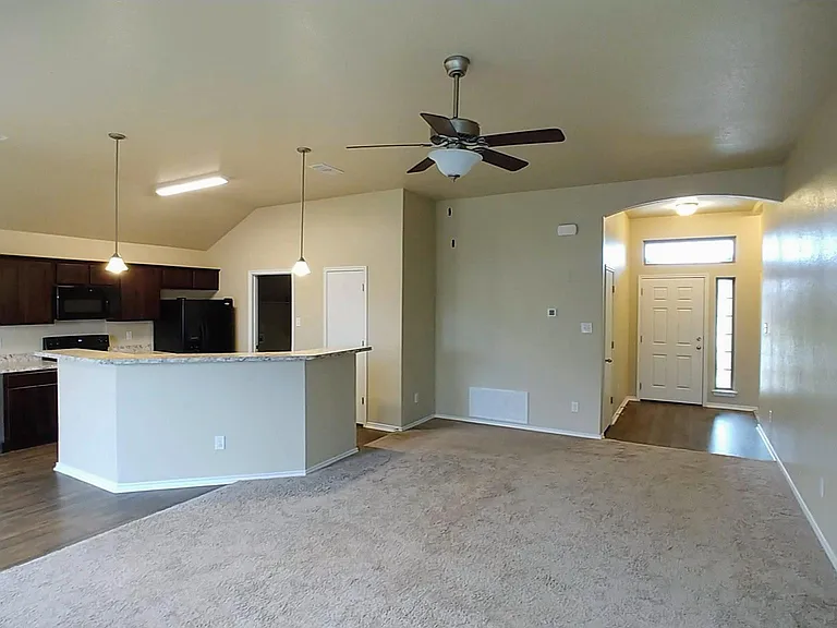 1105 Wethersfield Ln — Photo 2
