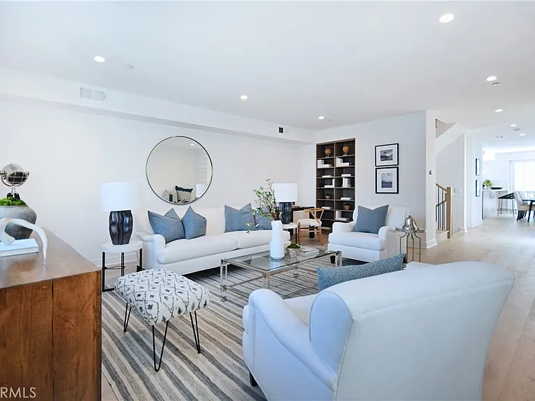 4641 Cahuenga Blvd — Photo 1