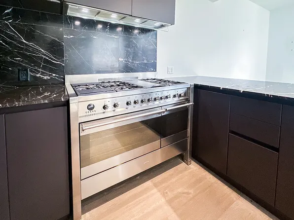 429 Kent Avenue image 3 of 25