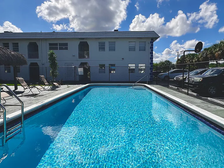 1007 W Prospect Rd — Photo 34