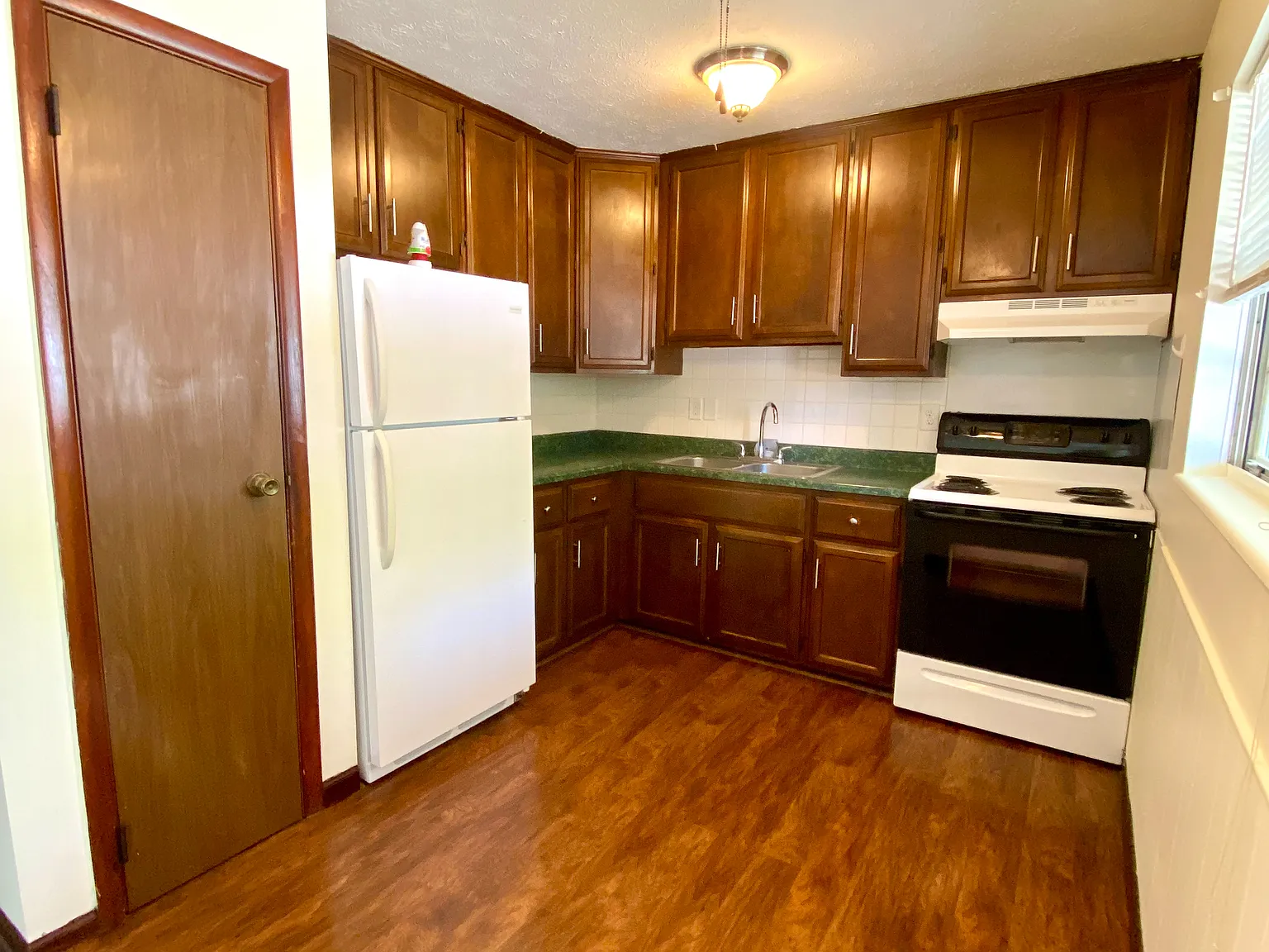 4 bed, 1.5 bath, 1254 sqft, $1,400 — Photo 3