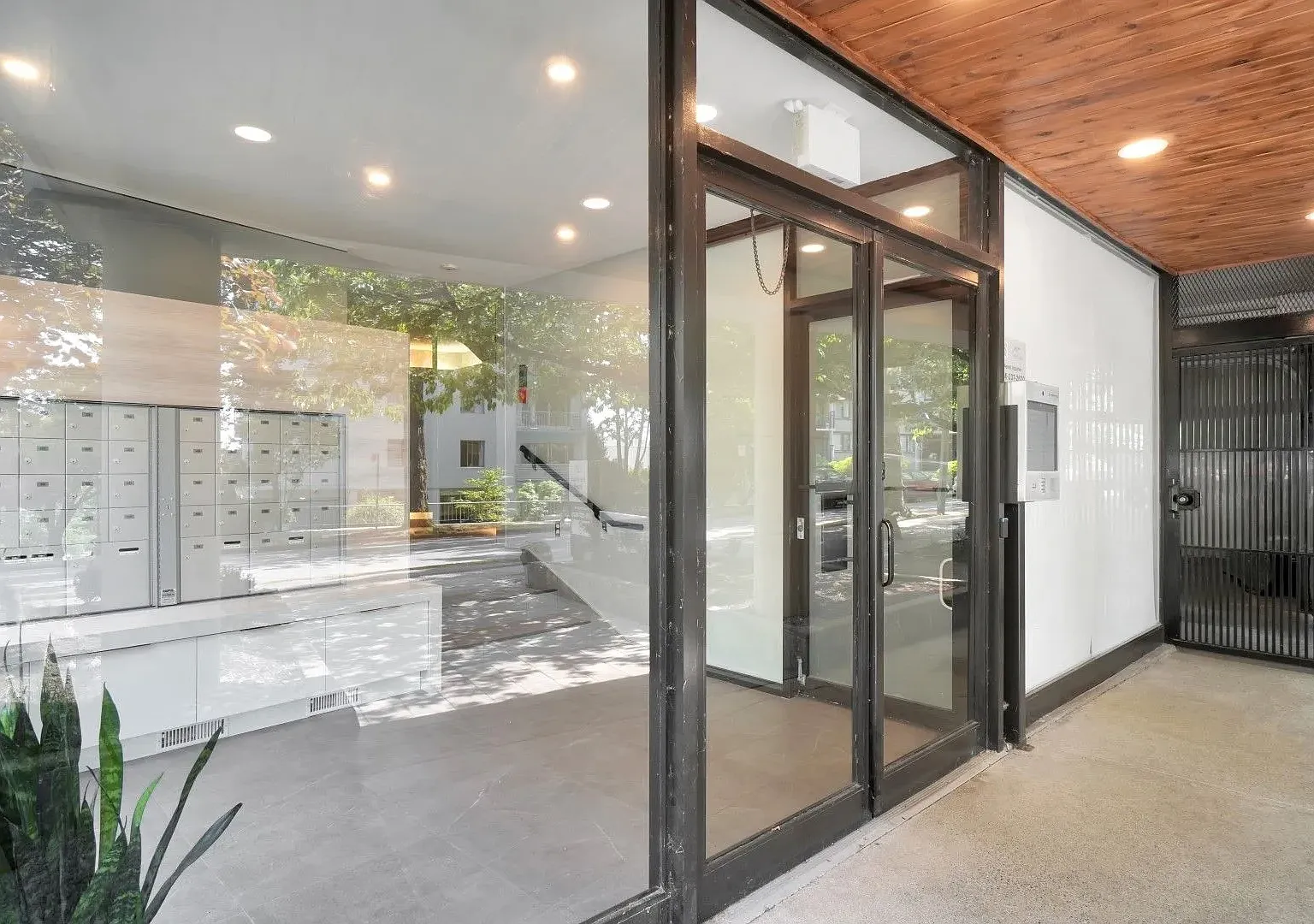 1371 Harwood Street — Photo 3