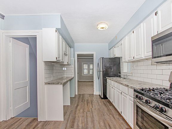 3rd image of 616 Woodridge St NE