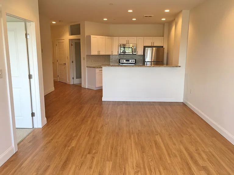 Red Oak at 875 Elm Street — Photo 10