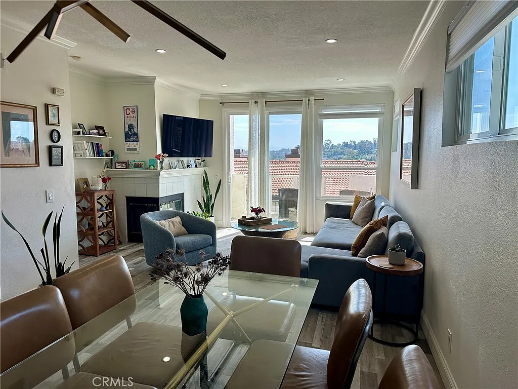 2 bed, 1053 sqft, $3,975 — Photo 2