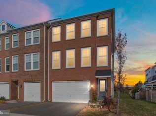 42304 Lancaster Woods Sq, Chantilly, VA 20152