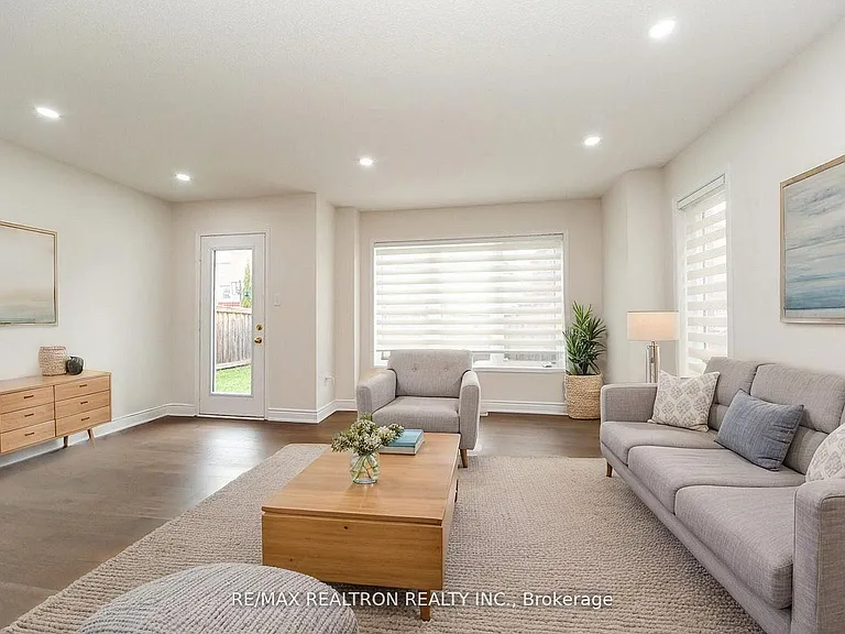 24 Skelton Cres — Photo 10
