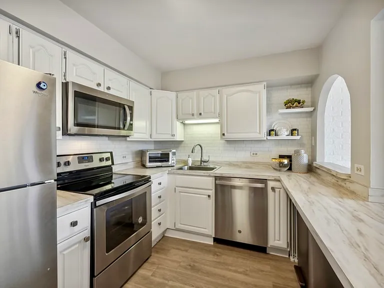 3930 N Pine Grove Ave #510 — Photo 4