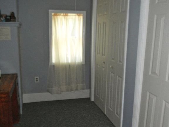 dressing room/office w/custom closets