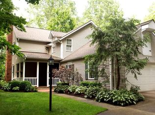 8900 Fox Hill Dr, Kirtland, OH 44094