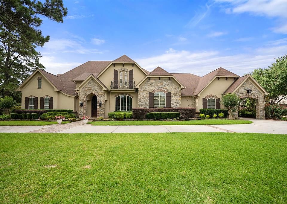 Welcome to luxurious living at 9519 Stonebridge Lake Drive! This stunning view the immaculate curb appeal showcases the lush & pristine landscaping surrounding the home! But wait until you see all of the beautiful things this home has to offer from o