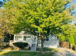 855 N McKinley Rd, Lake Forest, IL 60045