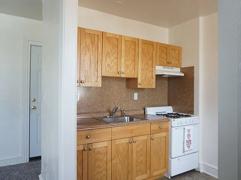Montrose Apartments — Photo 13