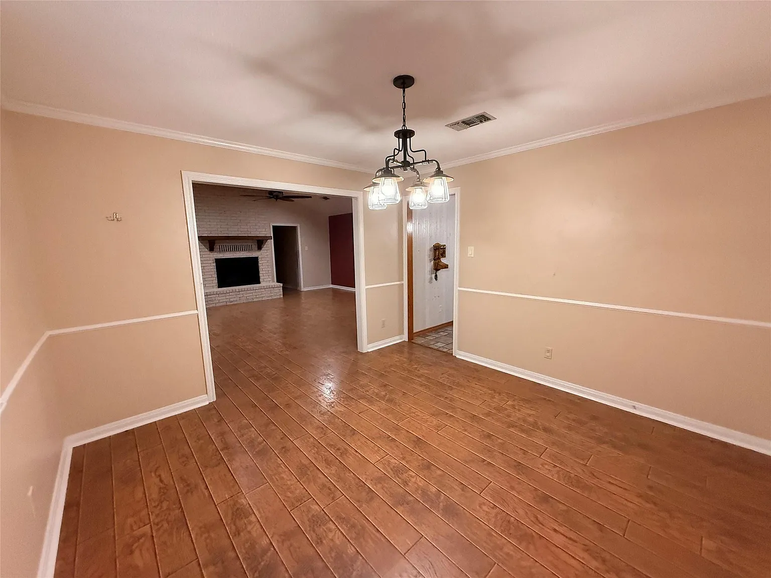 3 bed, 2.0 bath, 2095 sqft, $2,300 — Photo 4