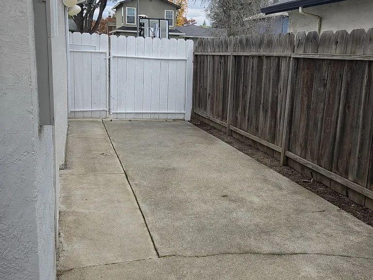 411 Whitney St — Photo 14