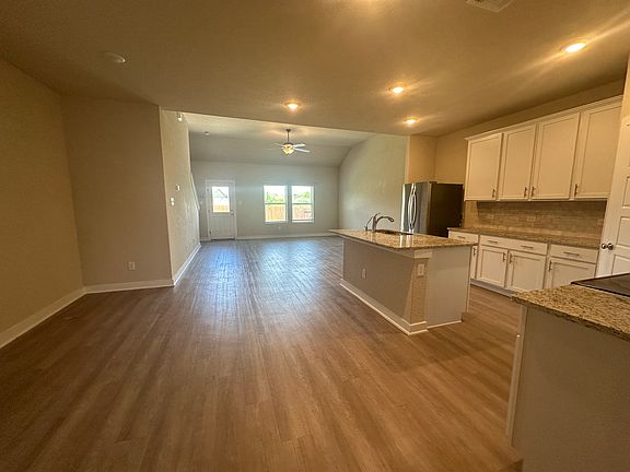 3rd image of 820 Shrike Ln