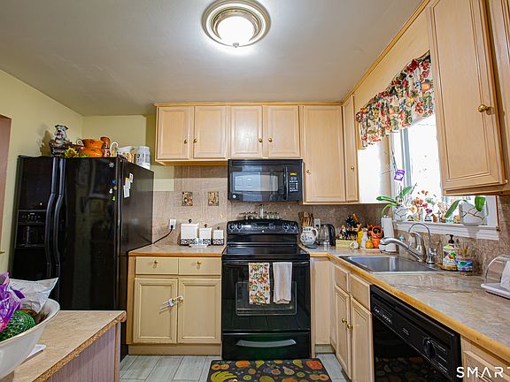 4th image of 25 Padanaram Road #23