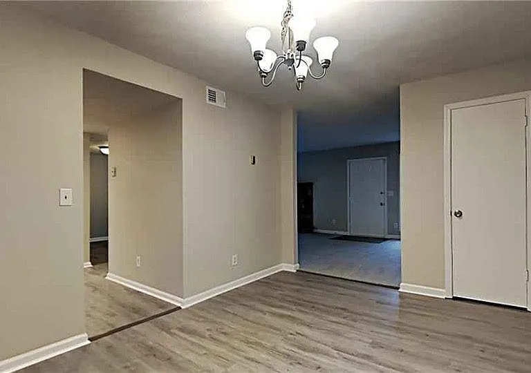 1386 Williamsburg Ln — Photo 6