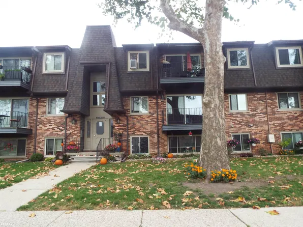 329 Riviera Dr, Saint Clair Shores, MI 48080