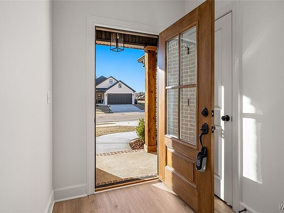 3rd image of 13719 Blackoak Dr