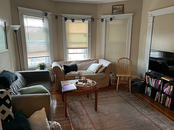 5th image of 195 College Ave #2