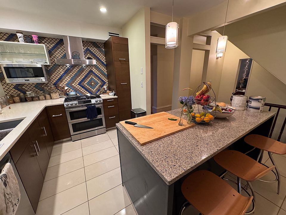 1st image of 38 Melville Ave Floor 2