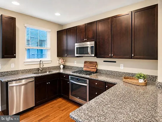 3 bed, 2.5 bath, 1890 sqft, $3,400 — Photo 4