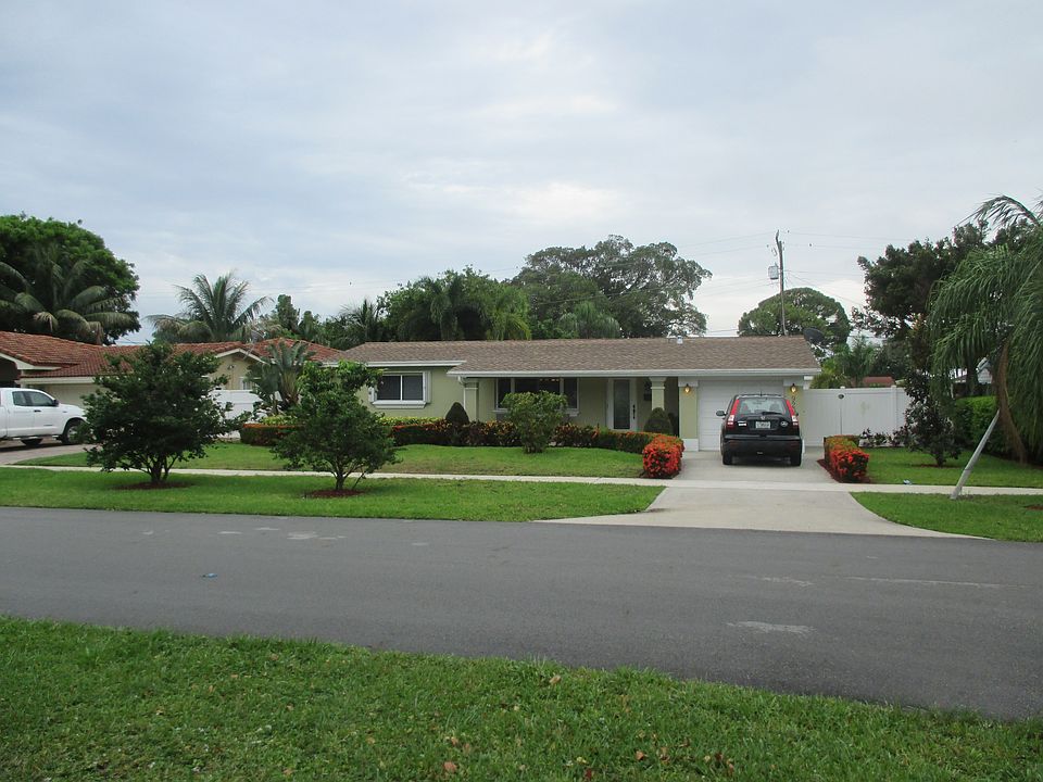 1st image of 920 SE 13th St