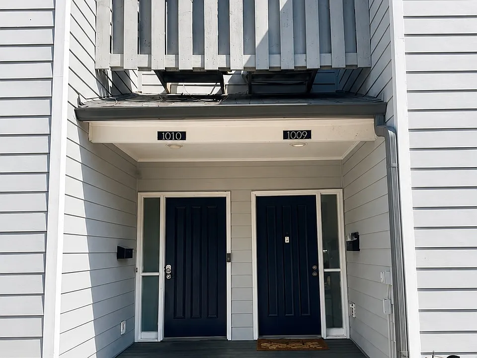 1009 Riverbend Club Dr SE