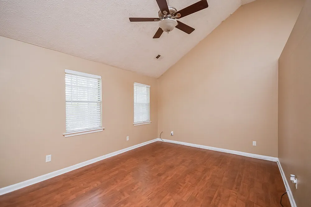3 bed, 2.0 bath, 1322 sqft, $1,665 — Photo 4