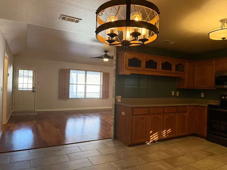 1213 Camellia Ln — Photo 9
