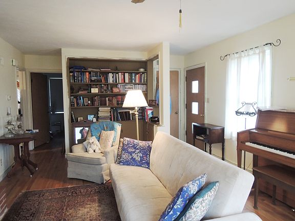 5th image of 850 N Elm St