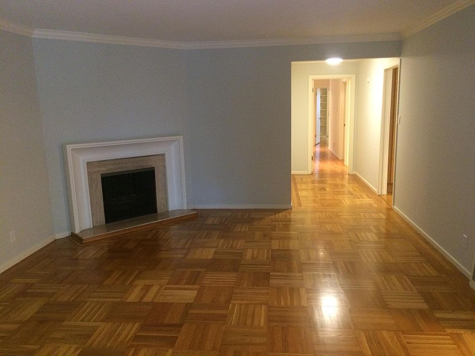 Living Room (gas fireplace)
