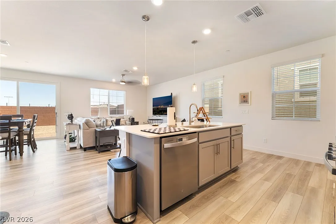 3 bed, 2.5 bath, 2121 sqft, $2,425 — Photo 3