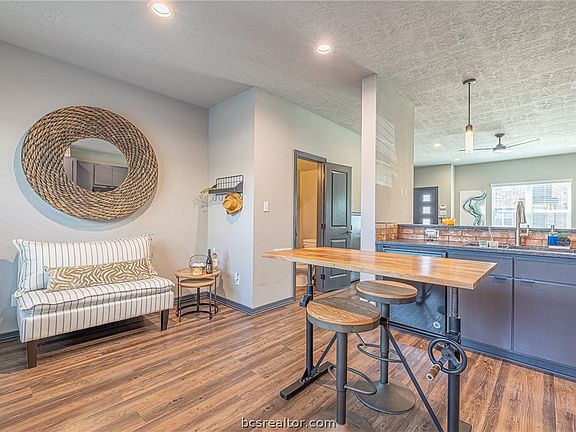 2nd image of 1451 Associates Ave #204