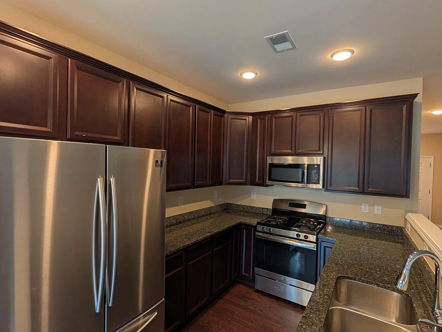 3 bed, 2.5 bath, 1576 sqft, $1,950 — Photo 3