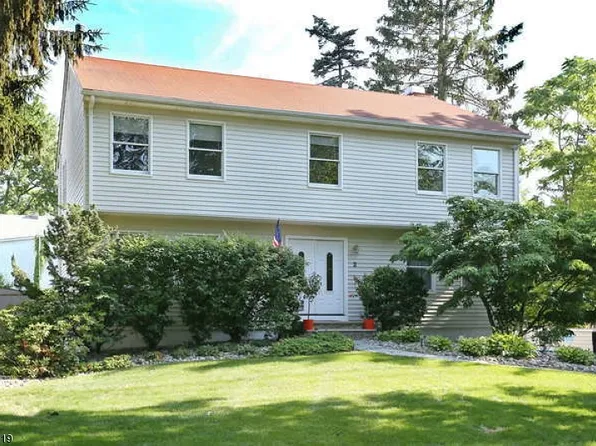 2 Pulis Ln, Ramsey Boro, NJ 07446
