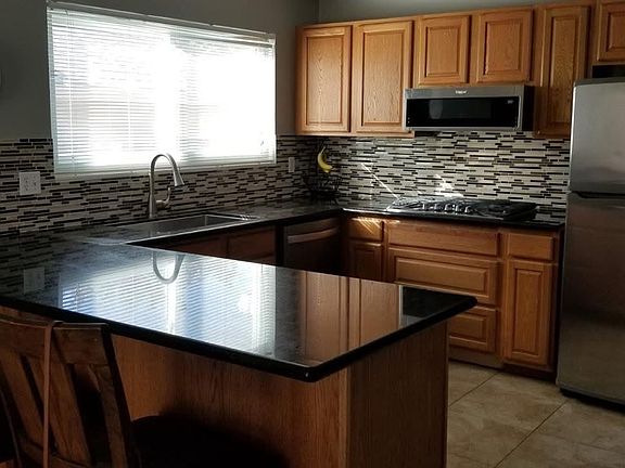 5th image of 220 Hacienda Ln