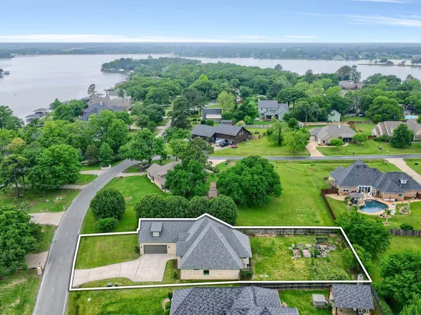 839 Kiowa Dr E, Lake Kiowa, TX 76240